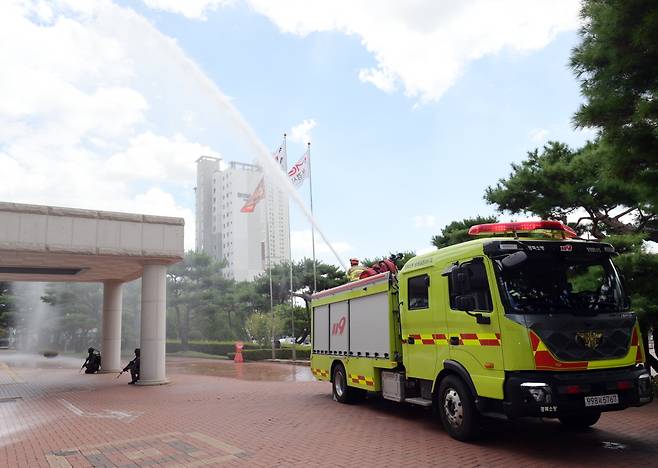 문경시가 19일 을지연습으로 진행한 ‘시청사 드론테러 대응 합동훈련’에서 화재진압 훈련 모습. /문경시 제공