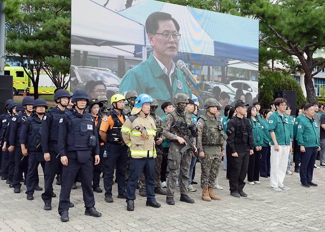문경시가 19일 진행한 을지연습 ‘시청사 드론테러 대응 합동훈련’에 참가한 민·관·군·경의 모습. /문경시 제공