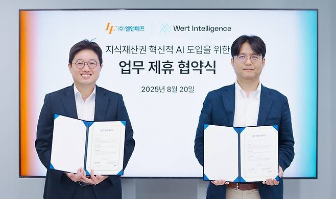 윤정호 워트인텔리전스 대표(왼쪽)와 전상훈 엘앤에프 소재개발연구소장이 20일 서울 워트인텔리전스 본사에서 '지식재산권 분야 AI 도입 관련 업무협약'을 체결한 뒤 기념촬영을 하고 있다. <엘앤에프 제공>