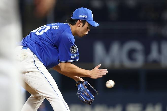 21일 오후 6시30분 창원 NC파크에서 열린 '2025 신한 SOL 뱅크 KBO리그' 삼성 라이온즈와 NC 다이노스 경기에서 김영웅이 수비를 하고 있다. <삼성 라이온즈 제공>