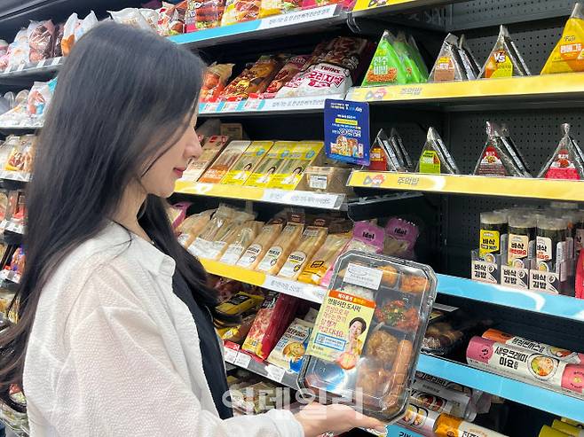 GS25에서 모델이 ‘혜자롭게 돌아온 명불허전’ 도시락을 선보이고 있다. (사진=GS리테일)