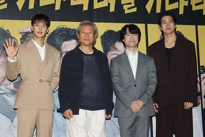 19일 서울 종로구 예스24스테이지에서 열린 연극 ‘고도를 기다리며를 기다리며’ 기자 간담회에서 배우 최민호(왼쪽부터), 박근형, 김병철, 이상윤이 포즈를 취하고 있다.(사진=연합뉴스).