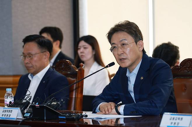 권대영(오른쪽) 금융위원회 부위원장이 21일 오전 서울 중구 은행회관에서 5대 시중은행, 정책금융기관 등과 개최한 석유화학 사업재편을 위한 간담회에서 석유화학산업의 현황과 업계의 사업재편방향을 공유하고, 금융지원에 대한 원칙을 논의했다.(사진=금융위원회 제공)