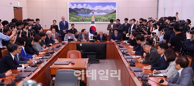 [이데일리 방인권 기자] 빌 게이츠 게이츠재단 이사장이 21일 서울 여의도 국회 외교통일위원회를 찾아 ‘한국의 글로벌 조건 기여와 리더십’을 주제로 간담회를 하고 있다.