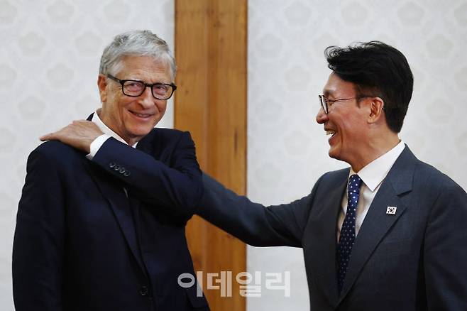 [청사사진기자단] 김민석 국무총리가 21일 오전 빌게이츠(Bill Gates) 게이츠재단 이사장과의 오찬회담을 앞두고 빌 게이츠 이사장의 어깨에 묻은 먼지를 털어 주고 있다 .