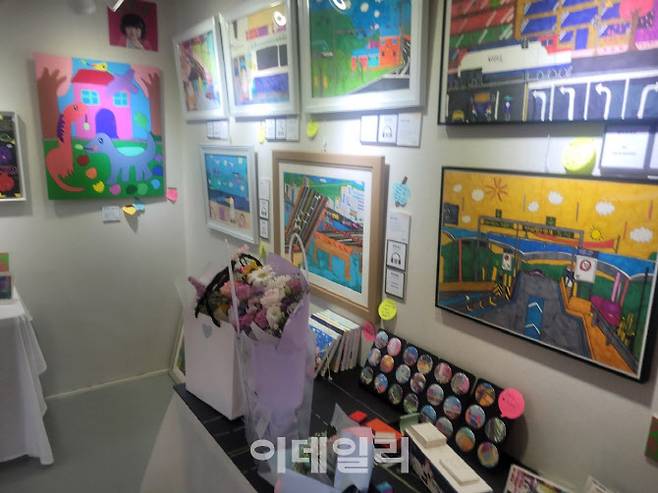 부산 금사초등학교 이신영 교사가 장애 학생을 위해 열어 준 전시회.(사진=교육부)