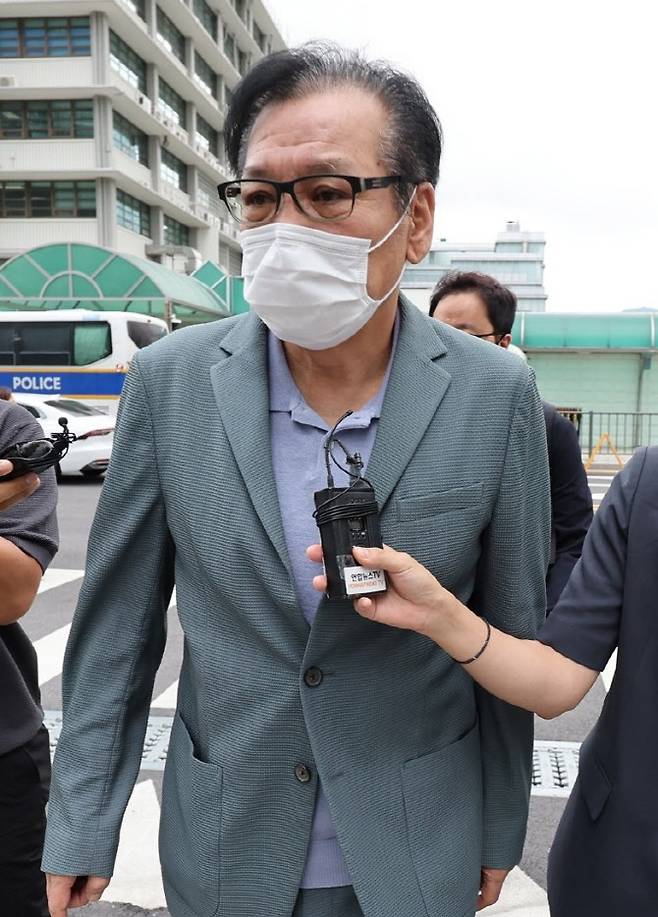 영장심사를 포기한 건진법사 전성배 씨가 21일 민중기 특별검사팀 사무실이 마련된 서울 종로구 KT 광화문빌딩 웨스트에서 대기하기 위해 출석하고 있다.(사진=연합뉴스)