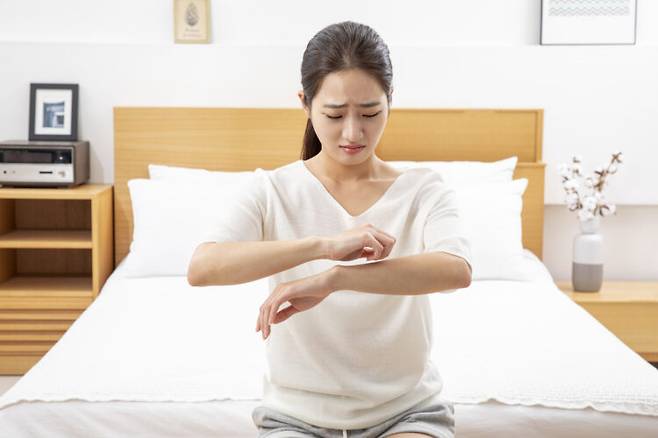 대기가 건조한 환절기에는 가려움증과 피부염이 악화할 수 있다.[사진=클립아트코리아]