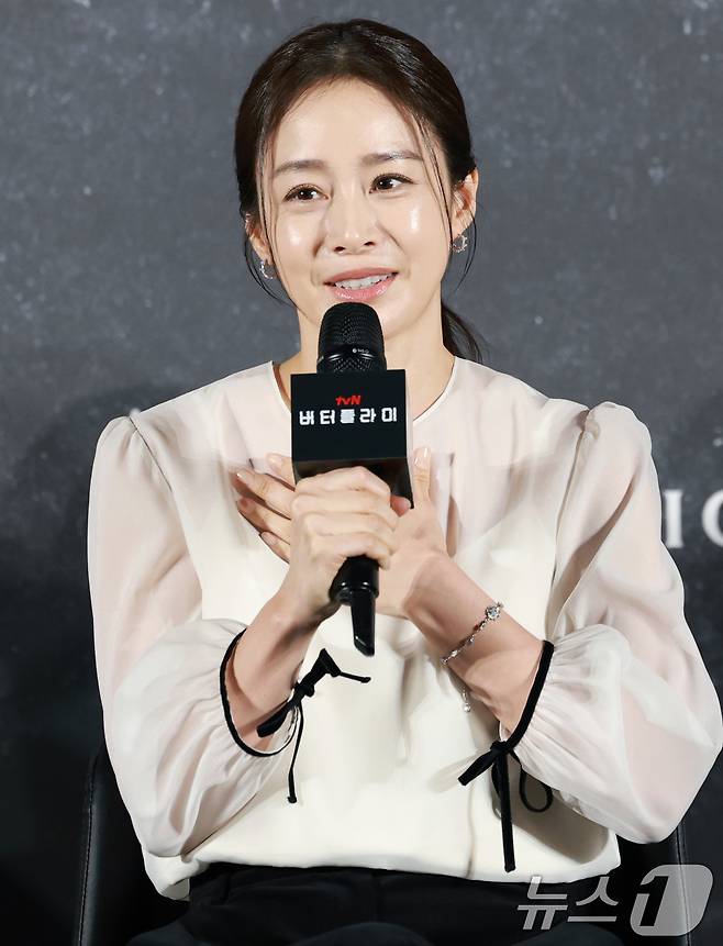 배우 김태희가 21일 오전 서울 용산구 CGV용산아이파크몰에서 열린 아마존 프라임비디오 '버터플라이' 기자간담회에 참석해 인사말을 하고 있다. ‘버터플라이(Butterfly)’는 동명의 그래픽 노블을 원작으로 한 스파이 스릴러 시리즈다. 전직 미 정보요원 데이비드 정(대니얼 대 킴 분)과 그를 죽이기 위해 파견된 현직 요원 레베카(레이나 하디스티 분)의 쫓고 쫓기는 이야기를 그렸다. 2025.8.21/뉴스1 ⓒ News1 권현진 기자