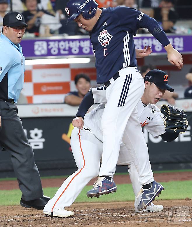 20일 대전 한화생명볼파크에서 열린 프로야구 '2025 신한 SOL 뱅크 KBO리그' 한화이글스 대 두산베어스 경기에서 3회초 두산 3루주자 양의지가 김종수 투수의 폭투에 홈으로 쇄도, 태그를 피하며 세이프 되고 있다. 2025.8.20/뉴스1 ⓒ News1 김기남 기자