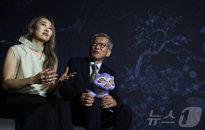 유홍준 국립중앙박물관장과 넷플릭스 애니메이션 영화 '케이팝 데몬 헌터스'의 메기 강 감독이 21일 서울 용산구 국립중앙박물관에서 전시장을 둘러보고 있다. 2025.8.21/뉴스1 ⓒ News1 김도우 기자