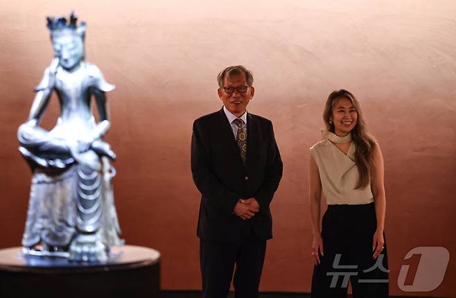 유홍준 국립중앙박물관장과 넷플릭스 애니메이션 영화 '케이팝 데몬 헌터스'의 메기 강 감독이 21일 서울 용산구 국립중앙박물관에서 전시장을 둘러보고 있다. 2025.8.21/뉴스1 ⓒ News1 김도우 기자