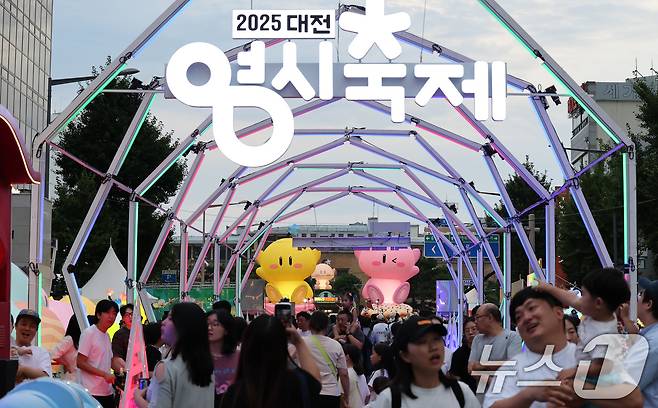 대전0시축제가 개막한 8일 오후 중앙로 일원에서 이장우 대전시장이 거리 퍼레이드에서 인사말을 하고 있다. 2025.8.8/뉴스1 ⓒ News1 김기태 기자