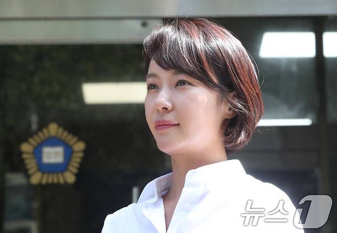 특정경제범죄 가중 처벌 등에 관한 법률 위반(횡령) 혐의로 기소된 배우 황정음이 21일 제주지방법원에서 열린 결심 공판에서 징역 3년을 구형받고 법원을 나오면서 취재진 질문에 답변하고 있다. 2025.8.21/뉴스1 ⓒ News1 오현지 기자