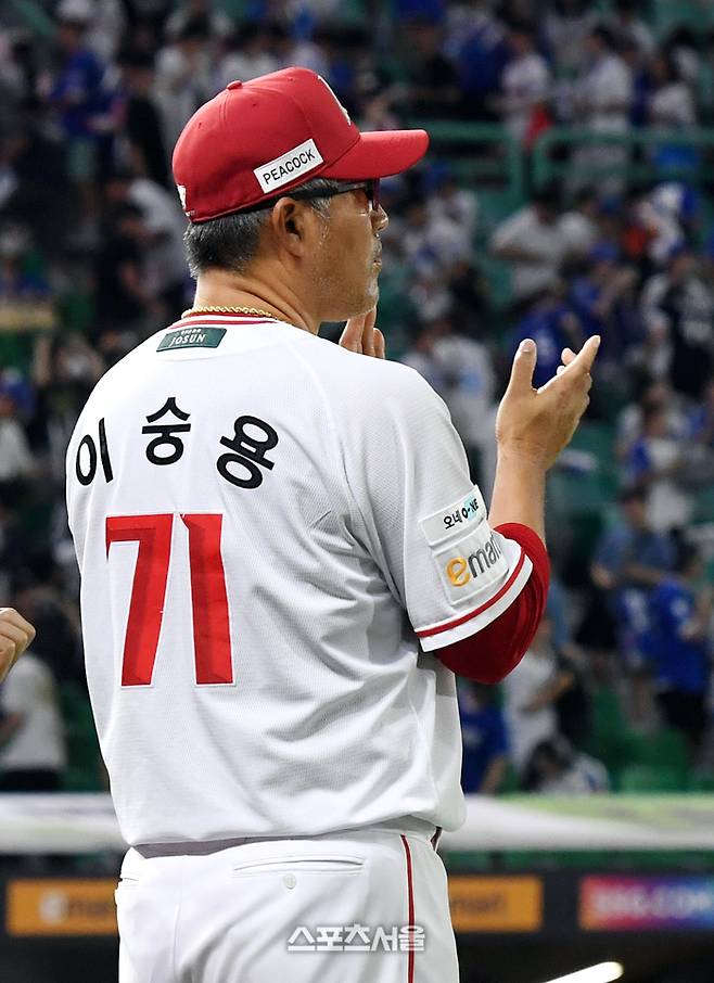 SSG 이숭용 감독이 6일 인천 SSG랜더스필드에서 열린 2025 KBO리그 삼성과 경기에서 5-4로 승리한 뒤 선수들을 향해 박수를 보내고 있다. 문학 | 박진업 기자 upandup@sportsseoul.com