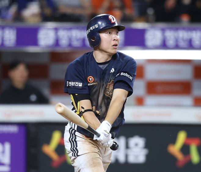 두산 정수빈이 19일 대전 한화생명 볼파크에서 열린 2025 KBO리그 한화전에서 7회초 2타점 3루타를 치고 있다. 사진 | 두산 베어스