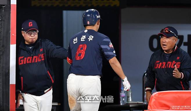 전준우가 김태형 감독과 하이파이브를 하고 있다. 사진 | 스포츠서울 DB