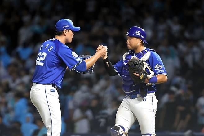 삼성 김재윤(왼쪽)이 19일 창원NC파크에서 열린 2025 KBO리그 정규시즌 NC전 승리 후 포수 이병헌과 하이파이브를 하고 있다. 사진 | 삼성 라이온즈