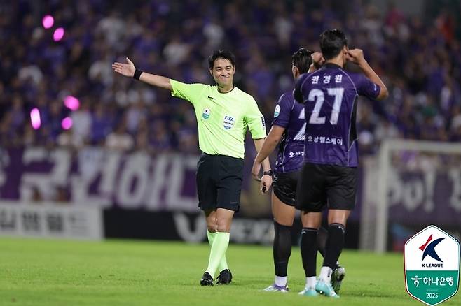 안양 권경원(앞쪽). 사진 | 한국프로축구연맹