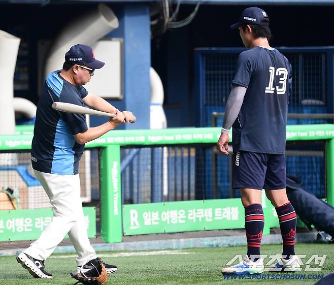 20일 잠실구장에서 열리는 LG와 롯데의 경기. 롯데 전민재에게 타격 조언을 해주고 있는 김태형 감독. 잠실=송정헌 기자songs@sportschosun.com/2025.08.20/