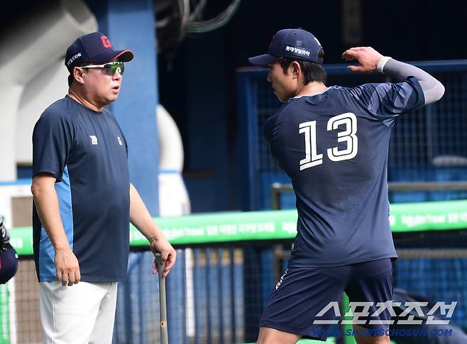 20일 잠실구장에서 열리는 LG와 롯데의 경기. 롯데 전민재에게 타격 조언을 해주고 있는 김태형 감독. 잠실=송정헌 기자songs@sportschosun.com/2025.08.20/