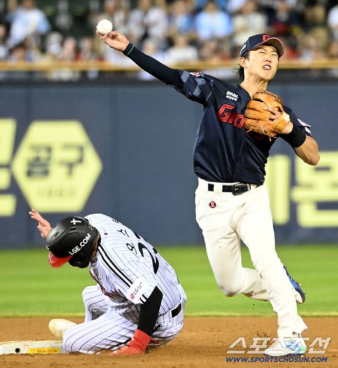 19일 잠실야구장에서 열린 롯데와 LG의 경기, 4회말 무사 1루 문보경의 내야땅볼때 1루주자 오스틴이 2루 포스아웃되고 있다. 롯데 유격수는 전민재. 잠실=허상욱 기자wook@sportschosun.comm/2025.08.19/