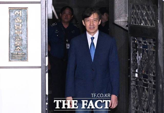 조국 전 조국혁신당 대표는 지난 18일 고(故) 김대중 전 대통령 묘역을 참배한 직후 기자들에게 "몇 번의 사과를 한다고 해서 2030이 마음을 열겠나. 그렇지 않을 것"이라며 "왜 저를 싫어하는지 분석하고, 제가 해야 할 역할을 해나가다 보면 해결이 될 것"이라고 말했다. 사진은 지난 15일 오전 서울 구로구 남부교도소에서 광복절 특별 사면으로 출소한 조국 전 조국혁신당 대표. /이새롬 기자