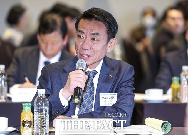 한문희 한국철도공사 사장이 지난해 4월 4일 서울 용산구 서울드래곤시티에서 열린 철도지하화 통합개발 추진협의체 출범식에서 인사말을 하고 있다. /뉴시스
