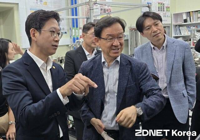 배경훈 장관(왼쪽)이 이용호 단장으로부터 20큐비트 양자컴퓨팅 시연 화면에 대한 설명을 듣고 있다.