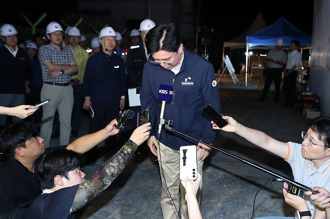 김영훈 고용노동부 장관은 19일 오후 열차 사고 현장을 찾아 희생자 유가족과 국민 앞에 머리 숙여 사과했다