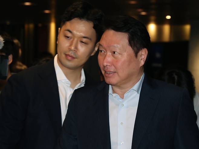 최태원 SK그룹 회장이 18일 오전 서울 광진구 워커힐 호텔에서 열린 '이천포럼 2025'에 참석하고 있다. /뉴스1