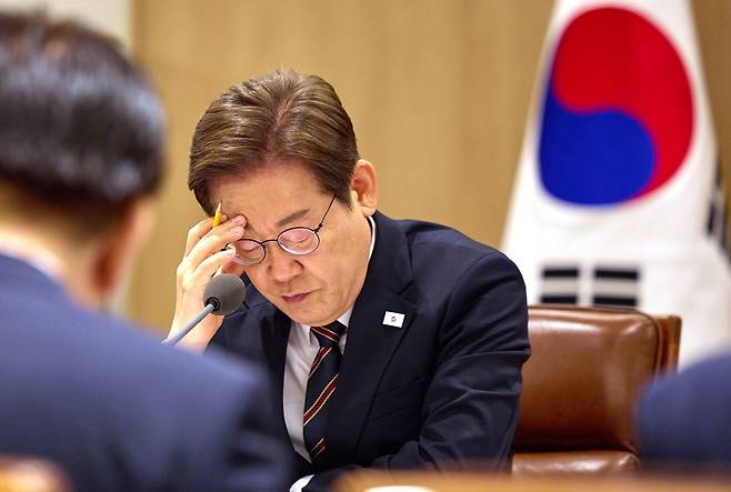 이재명 대통령이 6월9일 서울 용산구 대통령실 청사에서 열린 비상경제점검 TF 2차 회의에서 생각에 잠겨 있다. /대통령실 제공