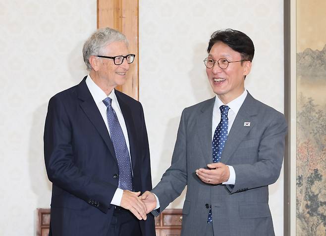 김민석 국무총리와 빌 게이츠 게이츠재단 이사장이 21일 서울 종로구 삼청동 총리공관에서 열린 오찬에 앞서 기념촬영을 하며 악수하고 있다. /연합뉴스