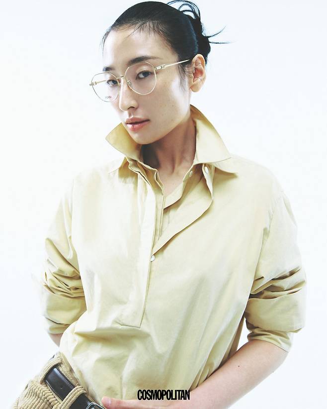 겹쳐 착용한 셔츠, 코듀로이 팬츠, 벨트 모두 가격미정 The Row. 안경 60만원대 Fendi Eyewear by Look Optics.