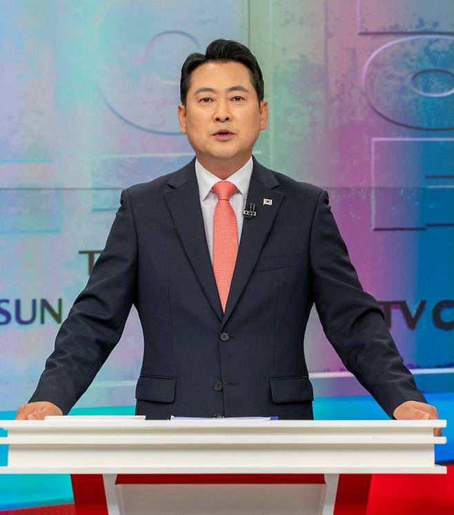 장동혁 국민의힘 당대표 후보가 19일 서울 중구 TV조선 스튜디오에서 열린 국민의힘 제6차 전당대회 당대표 후보자 토론회에서 토론 준비를 하고 있다.ⓒ국회사진기자단
