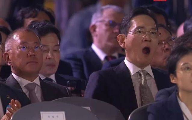 지난 15일 광화문에서 열린 이재명 대통령의 국민임명식에 참석한 이재용 회장이 피곤함을 이기지 못하고 하품을 하는 장면이 언론에 포착됐다.ⓒ화면 캡쳐