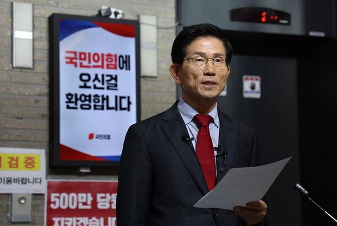 김문수 국민의힘 당대표 후보가 21일 서울 여의도 중앙당사 1층 로비에서 '특검 불법부당 당원명부 탈취 저지 국민보고' 기자회견을 열고 발언하고 있다. ⓒ뉴시스