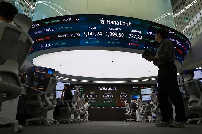 21일 서울 중구 하나은행 본점 딜링룸에서 딜러가 업무를 보고 있다. ⓒ연합뉴스