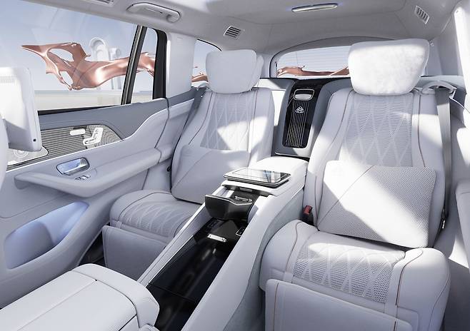 메르세데스벤츠의 최고급 스포츠유틸리티차량(SUV)인 ‘메르세데스-마이바흐 GLS 600 4매틱 마누팍투어’의 외관(위쪽 사진)과 실내 모습. 상부와 하부에 다른 색상을 적용한 것이 외관의 가장 큰 특징이다. 뒷자리는 43.5도까지 뒤로 눕힐 수 있어 뒷자리 승객의 편안함을 극대화했다. 메르세데스벤츠 코리아 제공