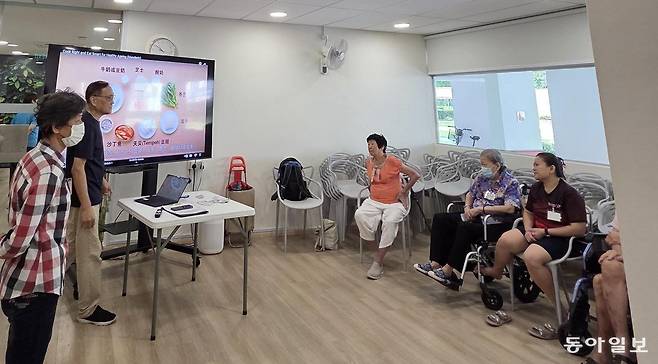 베독 AAC에서 치매 환자를 대상으로 ‘올바른 식생활 가이드’ 수업을 진행하고 있다. 싱가포르=조유라 기자 jyr0101@donga.com