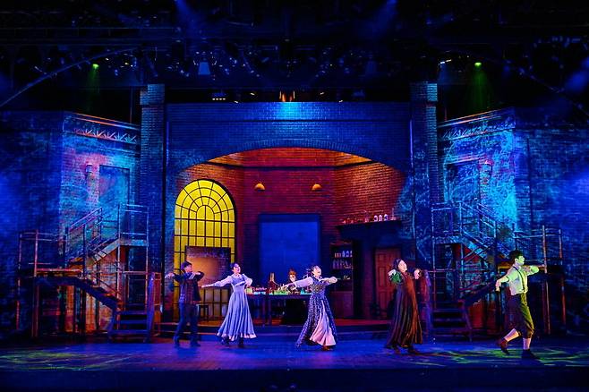 원소 라듐을 발견한 과학자 마리 퀴리의 일생을 조명한 뮤지컬 ‘마리 퀴리’. 라이브 제공