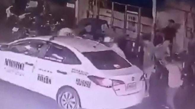 필리핀 마닐라에서 일본인 두 명이 총에 맞아 사망하기 직전의 CCTV 장면 (일본 언론 보도 갈무리)