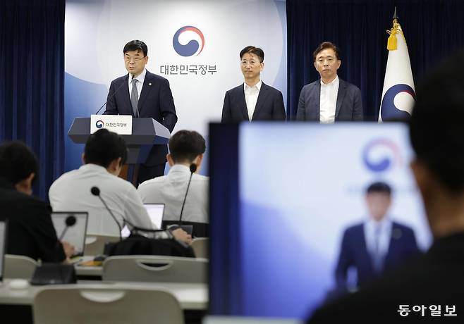 국토교통부  이상경 제1 차관 등이 21일 오후 정부 서울청사에서  외국인 토지거래허가구역 지정 관련 합동 브리핑을 하고 있다. 왼쪽부터 이 차관, 강성팔 국세청 국제조사관리관, 윤영은 금융정보분석원 제도운영기획관. 변영욱 기자 cut@donga.com