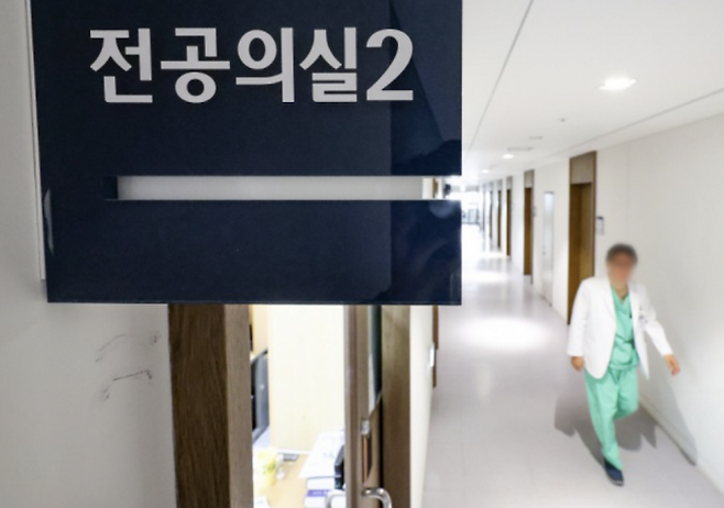 서울 종로구 서울대병원 전공의실 앞 복도에 의료진이 지나가고 있다. 연합뉴스 제공.