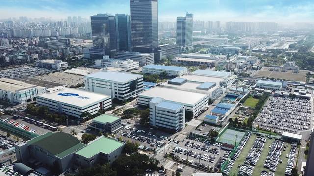 삼성전기가 하이브리드 자동차용 MLCC 신제품을 선보이면서 자동차용 MLCC 제품군을 확대하고 있다. 사진은 삼성전기 수원사업장. 삼성전기 제공