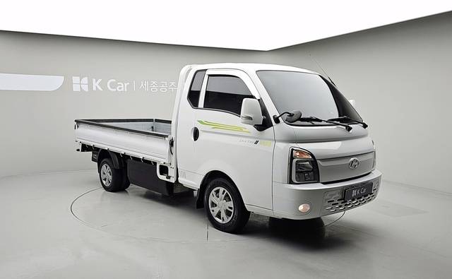 케이카(K Car)가 올 상반기 국내 상용 화물차 시세와 거래 데이터를 분석한 결과, 전반적인 시장 침체 속에서도 전기 화물차만이 뚜렷한 시세 상승세를 보였다. 케이카 제공