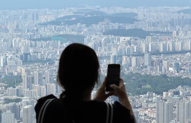 서울 송파구 롯데월드타워 전망대 서울스카이에서 바라본 서울 아파트 단지. [연합뉴스 제공]
