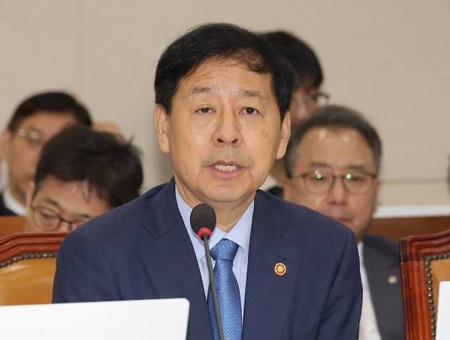 구윤철 경제부총리 겸 기획재정부 장관이 지난 19일 국회에서 열린 기획재정위원회 전체회의에서 의원 질의에 답변하고 있다. 연합뉴스