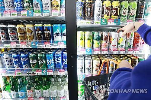 서울의 한 편의점 주류 매대. 냉장고 내에 소주 점유율이 줄고, 하이볼 비중이 늘어난 것이 특징이다. [연합뉴스 제공]