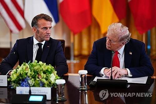 지난 18일(현지시간) 백악관서 만난 프랑스 마크롱 대통령과 미국 트럼프 대통령. EPA 연합뉴스 자료사진